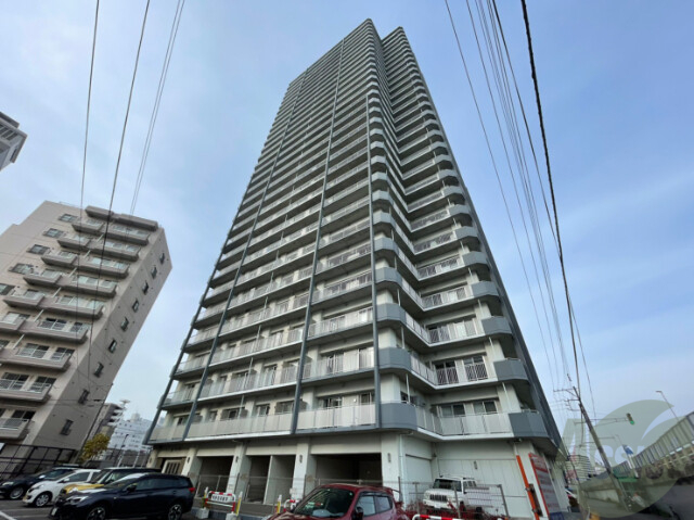 【札幌市中央区南九条西のマンションの建物外観】