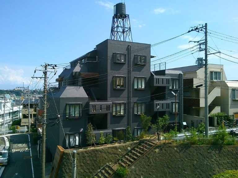 【パティオ野毛山公園10号館の建物外観】