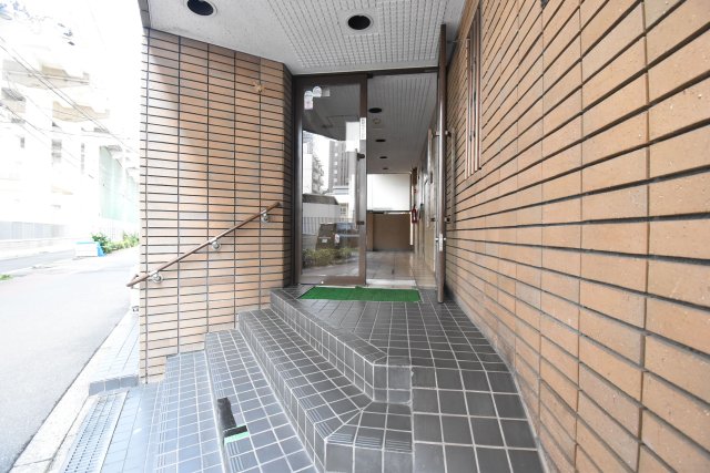 【大阪市東住吉区北田辺のマンションのエントランス】