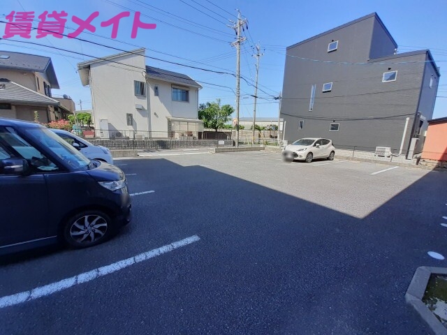 【クレールカルチェ５の駐車場】