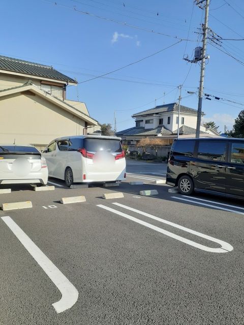 【ファミールリュウガミの駐車場】