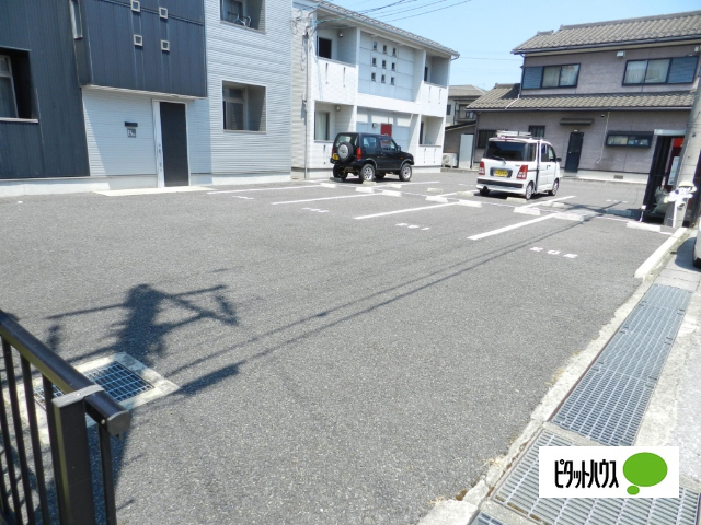 【近江八幡市西本郷町西のアパートの駐車場】