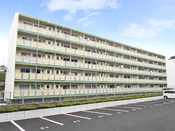 鹿児島市玉里団地のマンションの建物外観