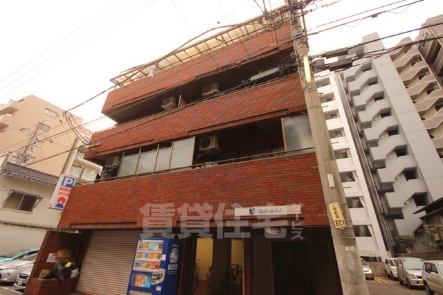 【広島市中区住吉町のマンションの建物外観】