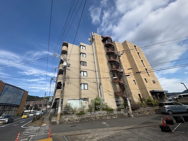 京都市山科区上花山講田町のマンションの建物外観