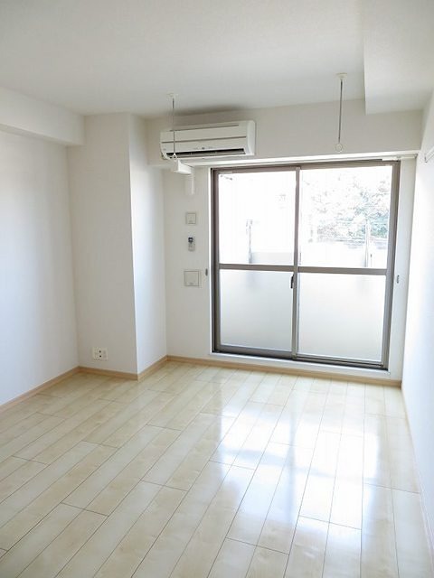 居室・リビング　エアコン完備の明るい室内です。