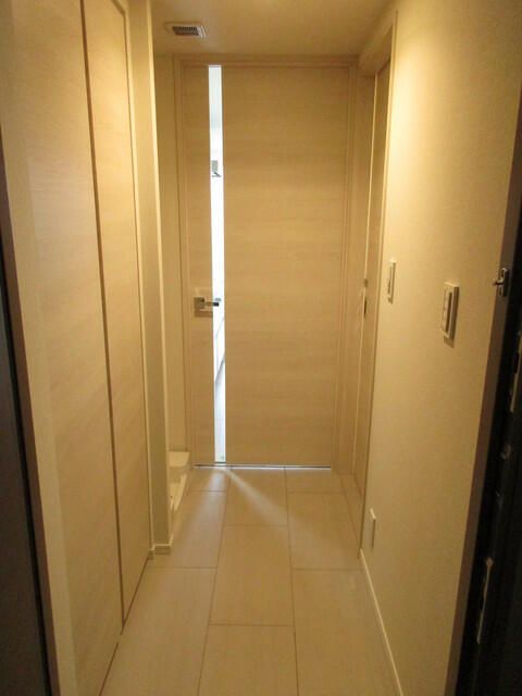 玄関　Bタイプ2017年5月撮影 同タイプ804号室の写真です。