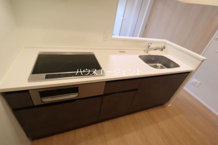 キッチン　3口IHヒーターのシステムキッチンです。