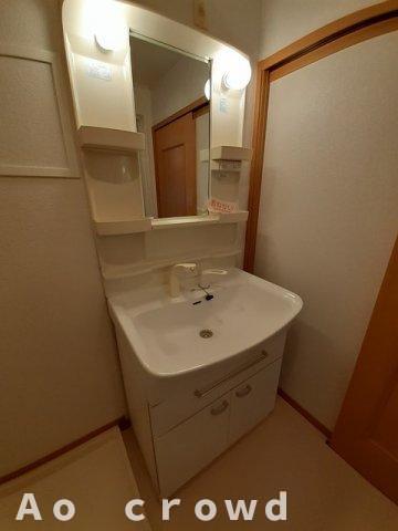 洗面設備　明るい洗面所です