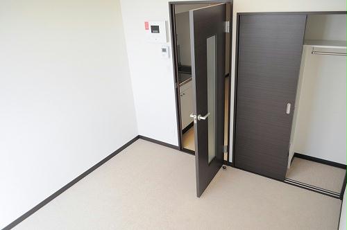 居室・リビング　1Fは居室内にクローゼット。2Ｆはタイプ別