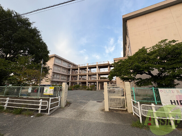 小学校　加古川市立平岡東小学校（小学校）まで385m