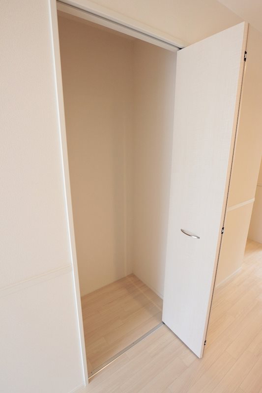 その他　リビングには収納スペースが2つあります。