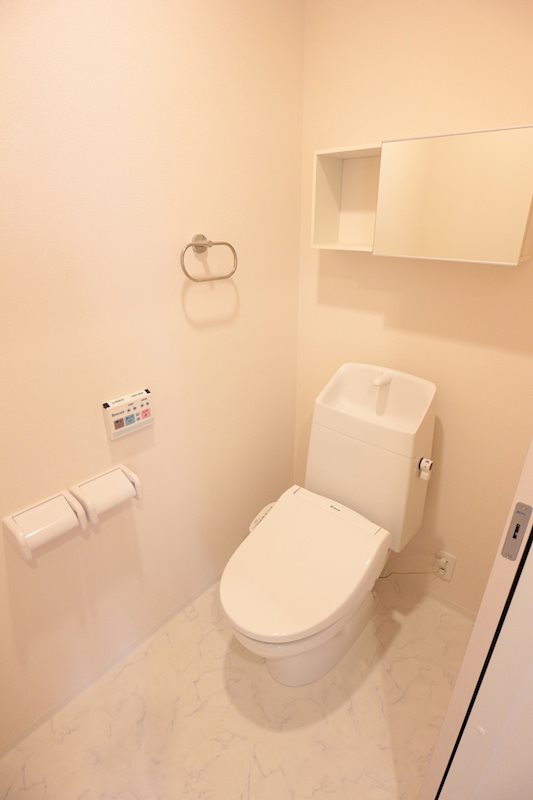 トイレ　便利なウォシュレット付のトイレです。