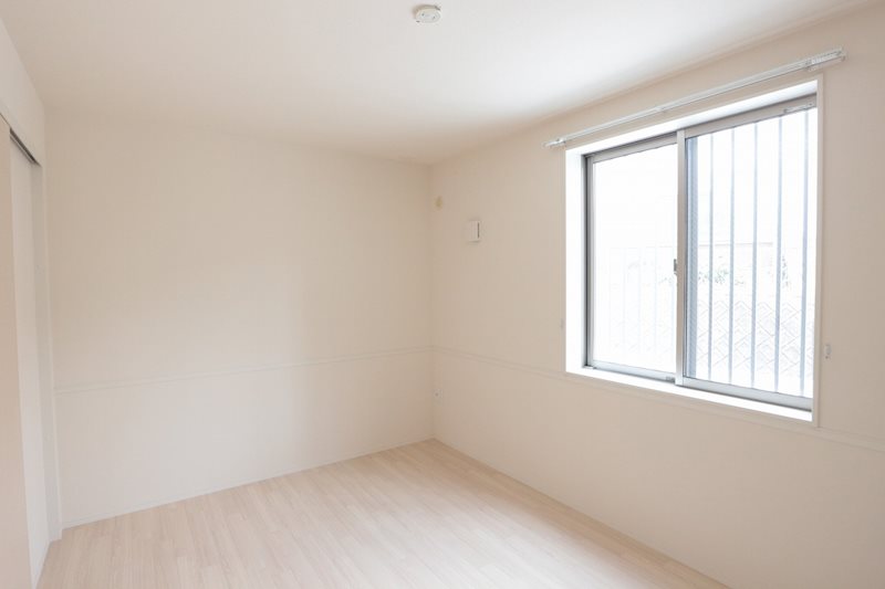 その他部屋・スペース　明るく広々とした寝室でゆっくりお過ごしいただけます。