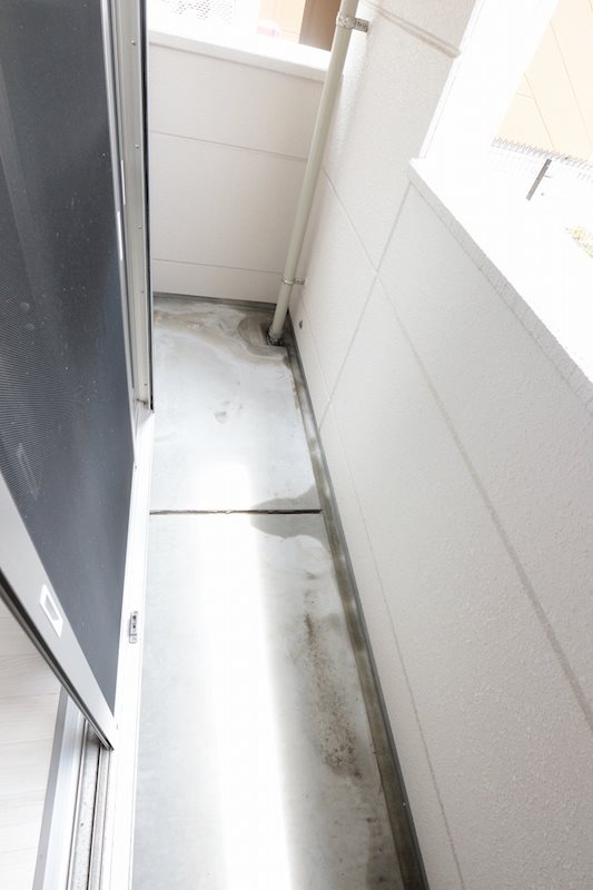 バルコニー　日当たり良好のベランダで洗濯が捗ります。