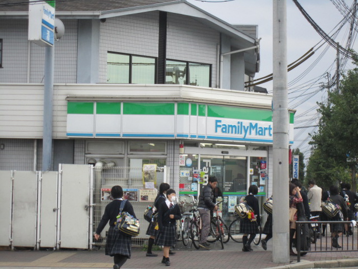 コンビニ　ファミマ賀茂大橋（コンビニ）まで200m