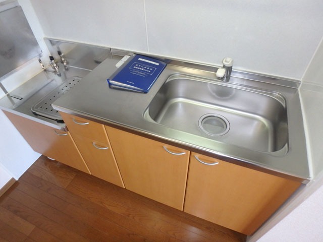 キッチン　窓付きで明るいですね！