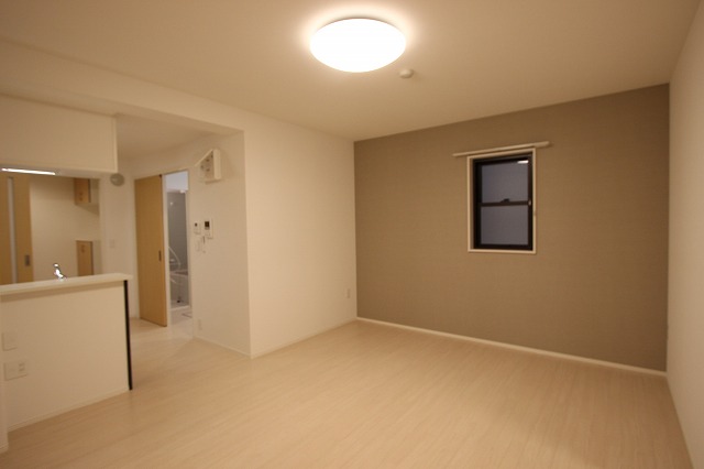 居室・リビング　同物件、別号室のものです。