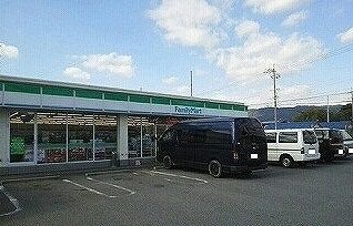 コンビニ　ファミリーマート（コンビニ）まで300m