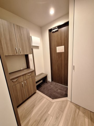 玄関　玄関にイス手すり付き