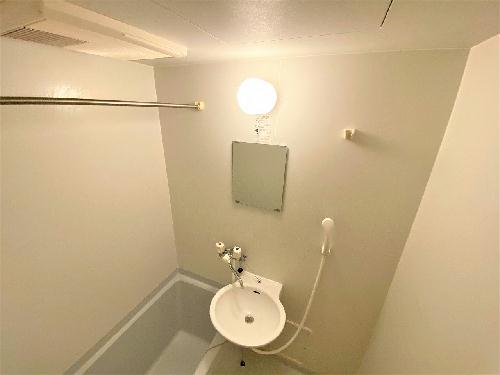 バス・シャワールーム　浴室乾燥機能付きなので、雨の日でも洗濯物が乾かせます。