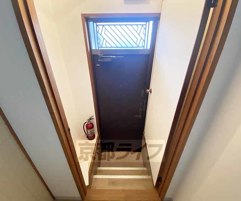 玄関　コンパクトで使いやすいキッチンです。