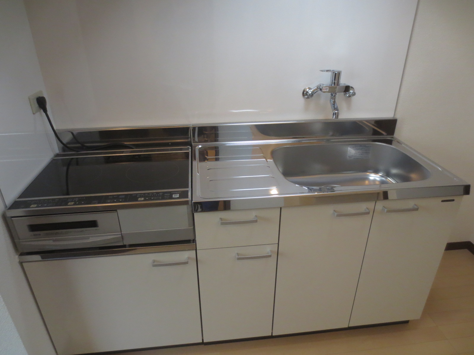 キッチン　広めのシンクに調理台のスペースもあり、自炊も快適！