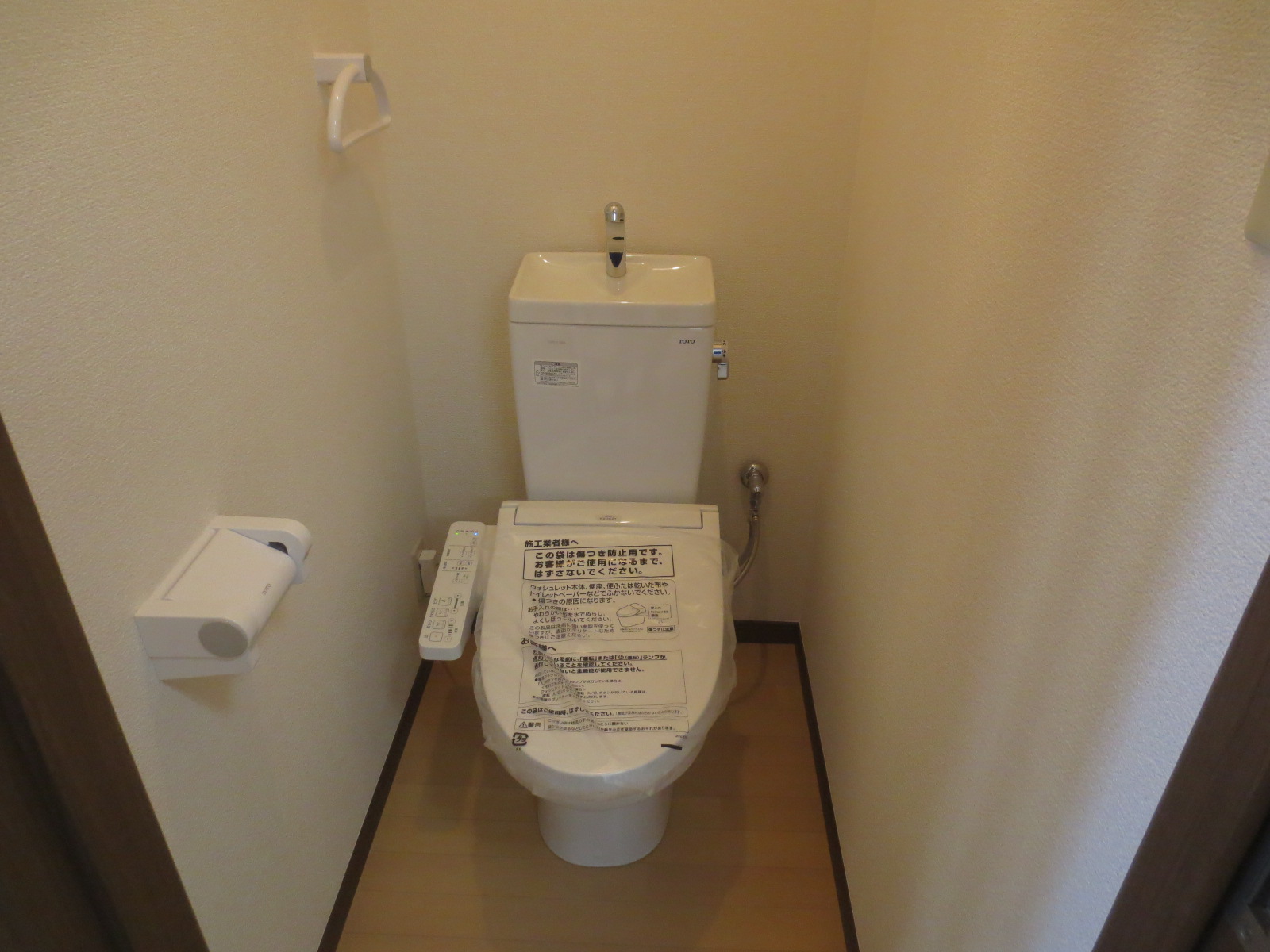 トイレ　温水洗浄便座付きです！
