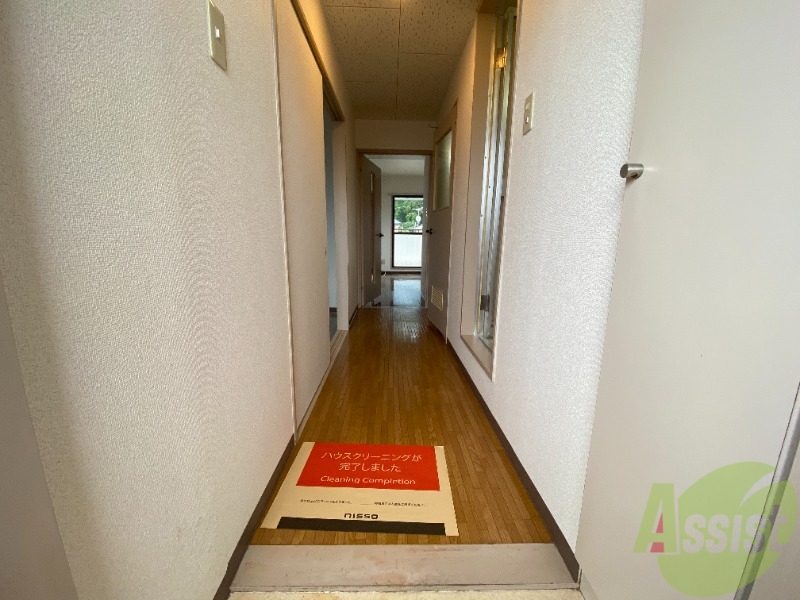 玄関　玄関から撮影しました。敷居が高くなくて安心ですね。