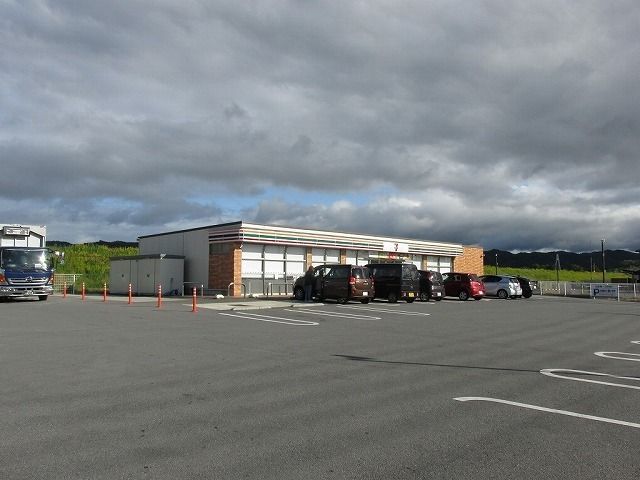 コンビニ　セブンイレブン烏山バイパス店（コンビニ）まで210m
