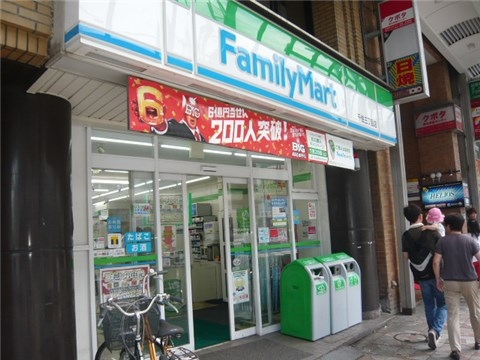 コンビニ　コンビニは徒歩３分内に３軒（コンビニ）まで220m