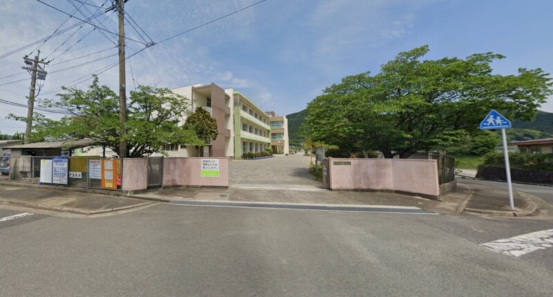 小学校　飯塚市立庄内小学校（小学校）まで668m