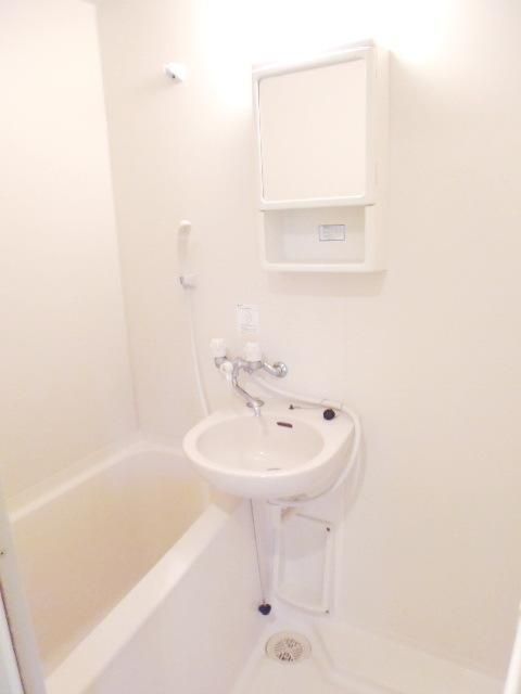 洗面設備　同物件内の他号室室内写真によるイメージです