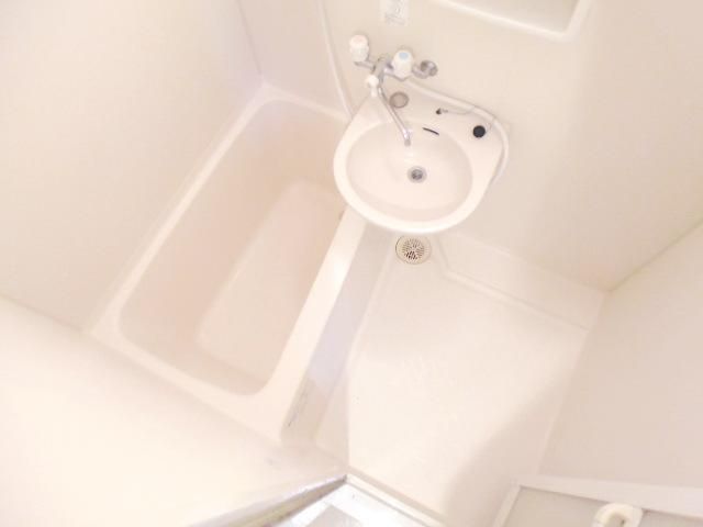 バス・シャワールーム　同物件内の他号室室内写真によるイメージです