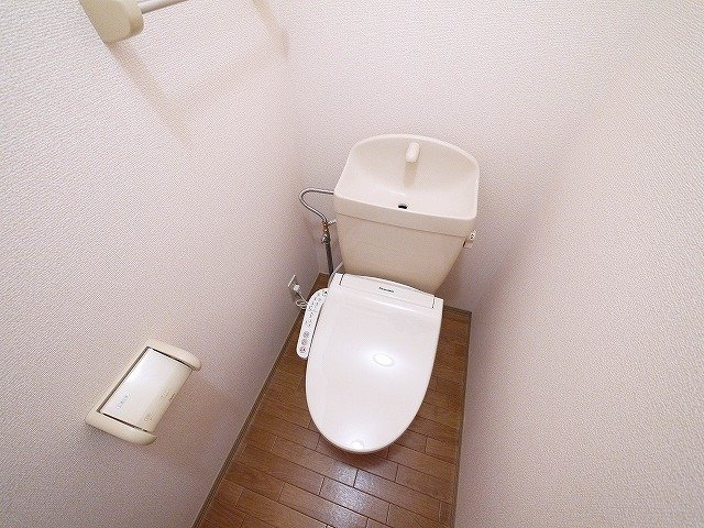トイレ　落ち着いた色調のトイレです