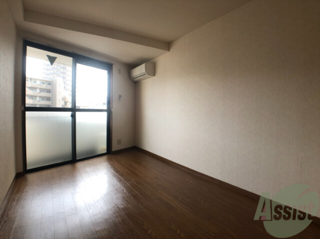 その他部屋・スペース　別角度から洋室を撮影しました。イメージを掴んでください。