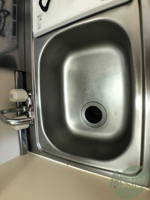 洗面設備　キッチンはこちらです。流しが広くて使いやすそうです。