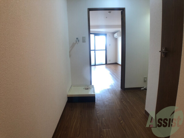 玄関　玄関から撮影しました。キッチンの先に洋室が見えます。