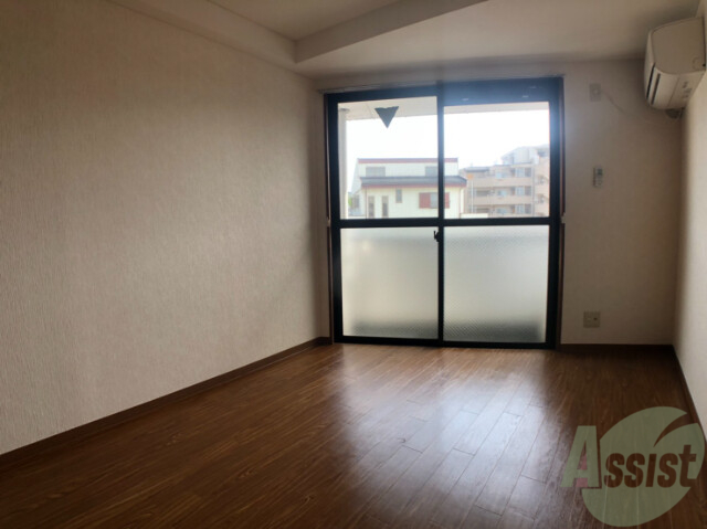 居室・リビング　こちらは６帖の寝室です。シンプルで落ち着きのあるお部屋です。