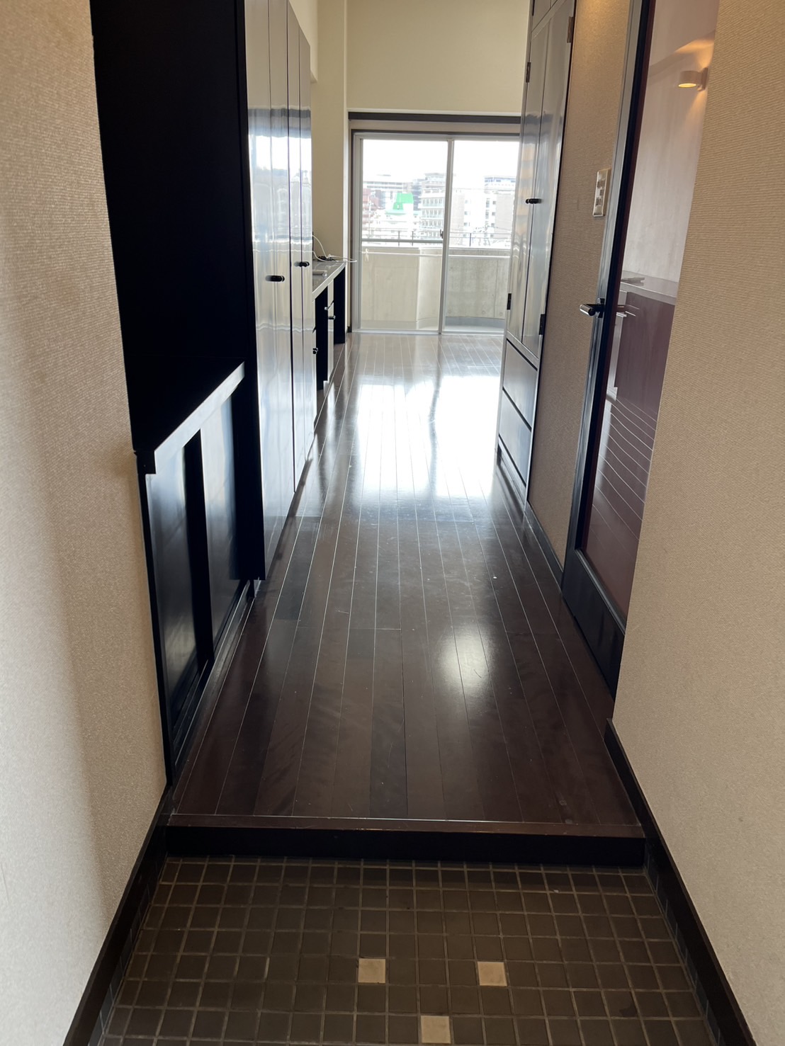 玄関　写真はイメージ現況優先（403号室の画像です　）