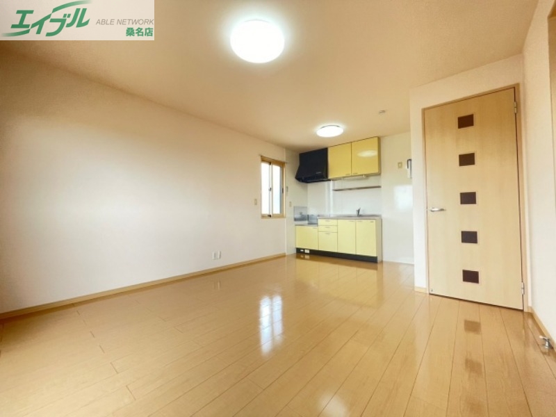 居室・リビング　同物件別室反転写真