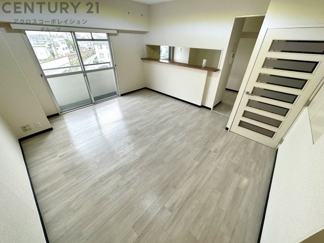 居室・リビング　白が基調の14.4帖のLDK