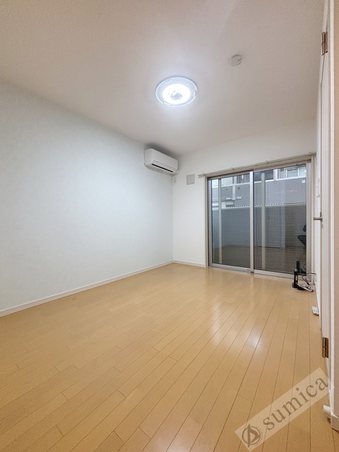 バルコニー　内装は落ち着いています。おおきな窓で明るさを演出。