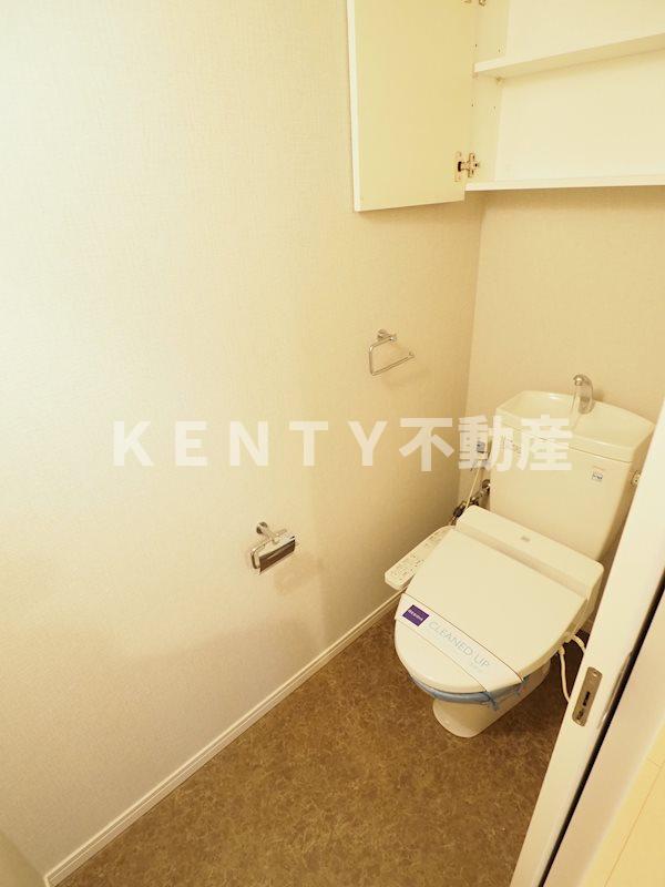 トイレ　落ち着いた色調のトイレです