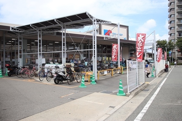 スーパー　万代 尼崎食満店（スーパー）まで909m