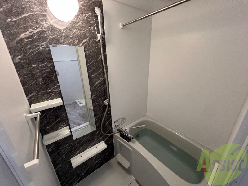 バス・シャワールーム　浴槽は、体全身が浸かるくらいの大きさでした。