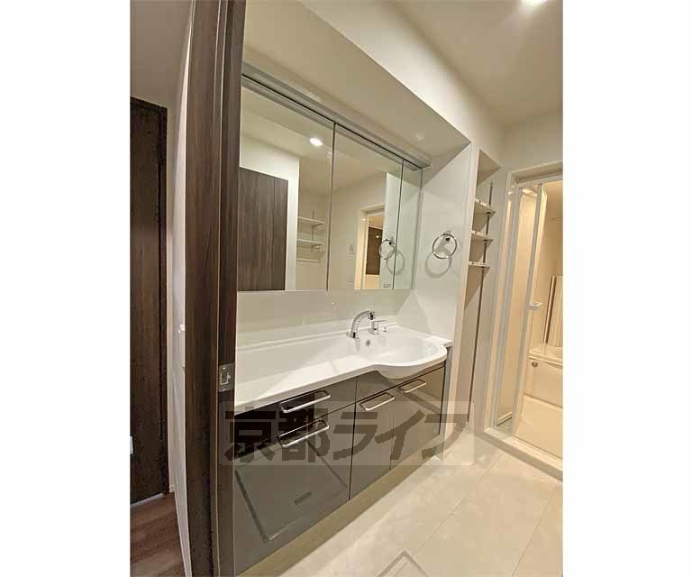 洗面設備　二人並べるワイドな洗面台です。