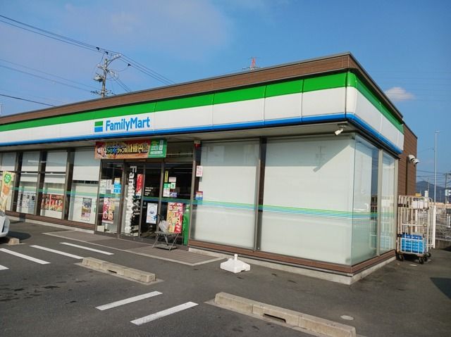 コンビニ　ファミリーマート（コンビニ）まで700m