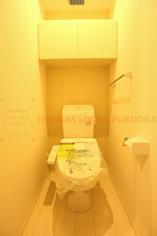 トイレ　扉付きの収納ですっきりと見せられます。