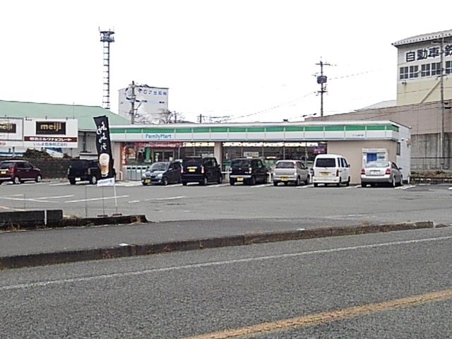 コンビニ　ファミリーマート（コンビニ）まで2060m